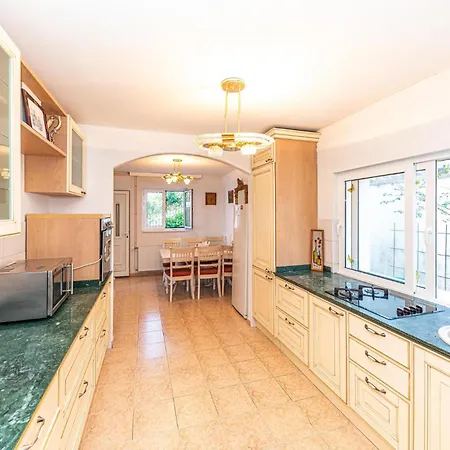 Holiday home Beautiful In Okrug Gornji Trogir